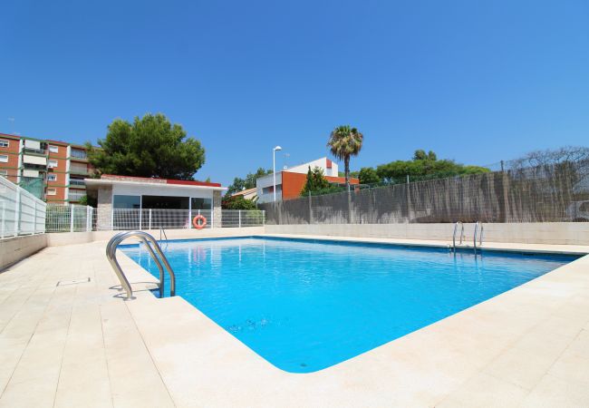 Apartamento en Canet d´en berenguer - Global Properties: Apartamento con terraza y piscina en primera línea de playa