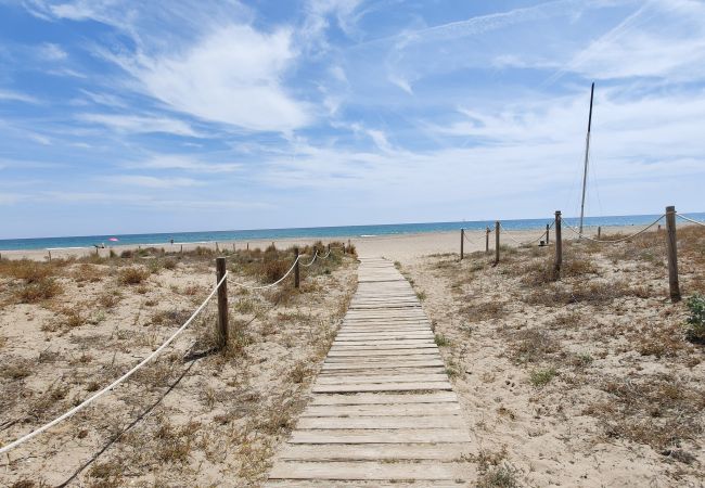 Apartamento en Canet d´en berenguer - Global Properties: Apartamento con terraza y piscina en primera línea de playa Apartamento en Canet d´en berenguer - Global Properties: Apartamento con terraza y piscina en primera línea de playa