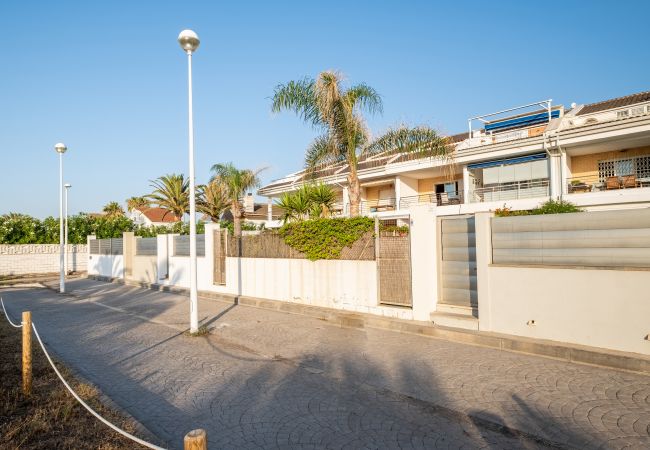 Bungalow en Sagunto - Global Properties: Adosado en primera línea de playa con vistas al mar Bungalow en Sagunto - Global Properties: Adosado en primera línea de playa con vistas al mar