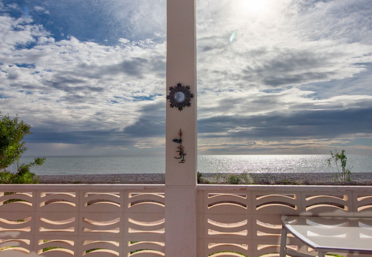 Casa en Almenara - Global Properties, Encantadora casa en primera línea de playa en Almenara