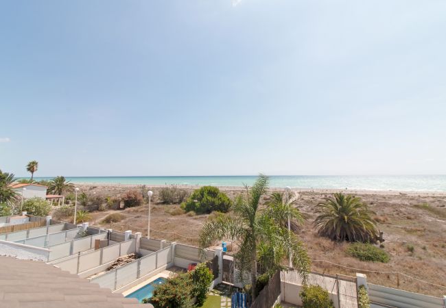 Bungalow in Sagunto - Global Properties: Front line beach townhouse with sea views