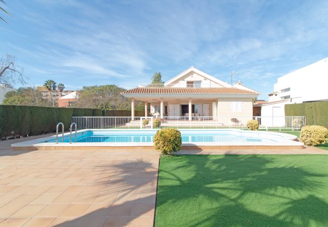 Villa in Sagunto - Global Properties: Frontline beach villa with private pool